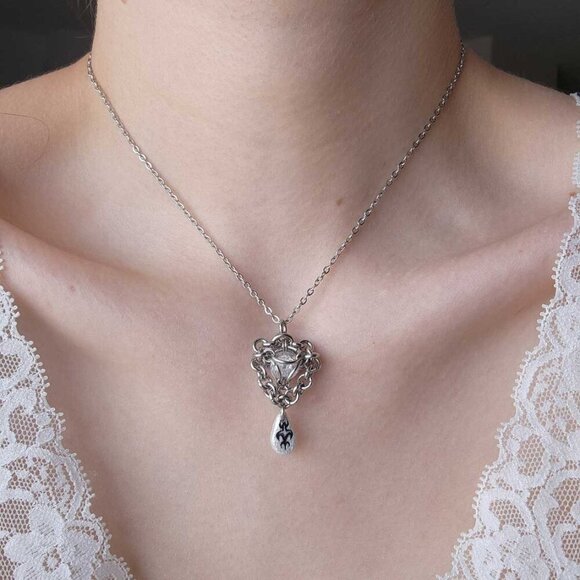 Whimsigoth clear quartz chainmaille silver necklace with a small silver chain - Picture 2 of 9